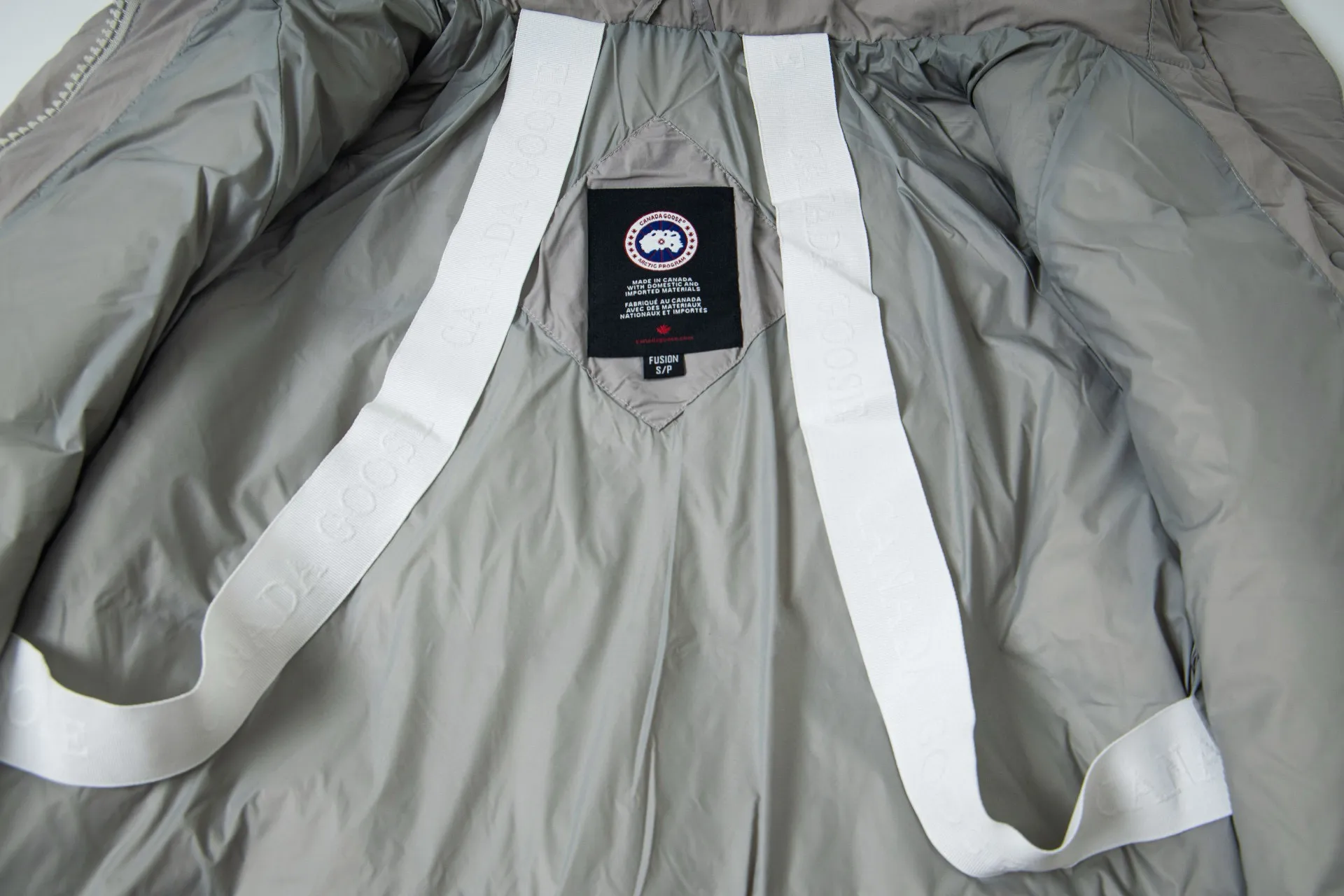 P770 model number: G124 Canada Goose PASTELS series new Parker couple's hooded down jacket 1️⃣The fabric is made of soft EnduraLuxe fabric, which enhances the durability of easy-to-wear parts, is lightweight and durable; the inner liner is made of anti-velvet gallbladder, which is comfortable and soft without velvet. It has a detachable hood, can be adjusted in two directions, and is also filled with down, which brings greater softness and wrapping around the head and neck, and is full of warmth. This parka features white trim on the back and sides, and the hardware locks are all original and custom-made to match the muted fabric color. Goose label: The official website’s new series of silicone material labels, non-embroidery labels. 2️⃣It is very youthful and energetic, and can be easily worn by both men and women. It is very in line with the fashion aesthetic concepts of today's young people! 3️⃣ A full set of customized accessories, complete with three standards, same style for men and women, a must-have for couples! Color: black, white, pink, stone gray, water-soluble blue Size: XS, S, M, L